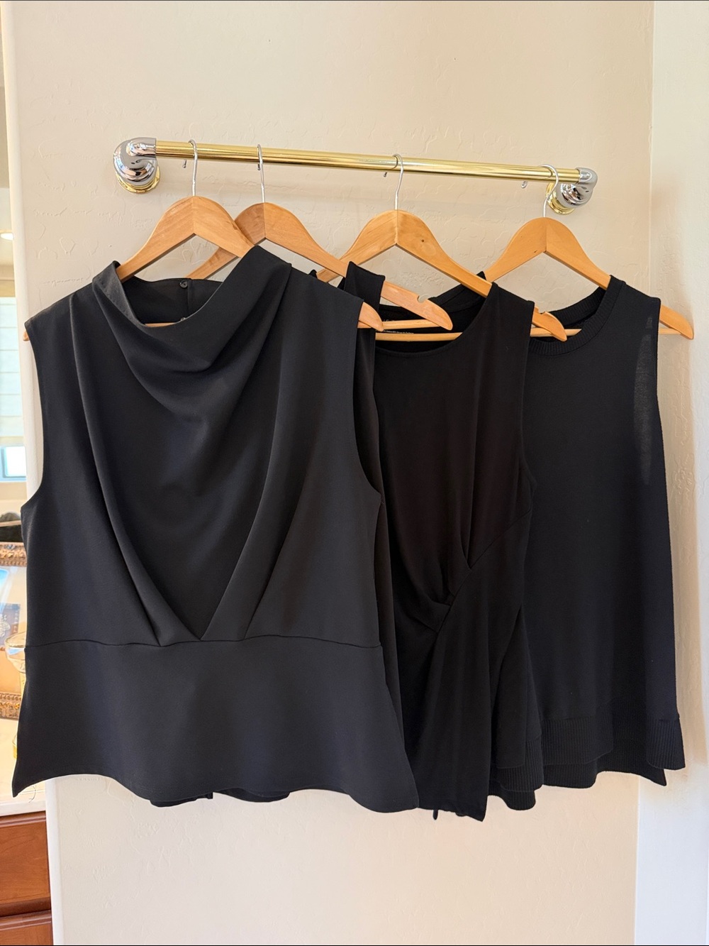 Black Sleeveless Women's Tops